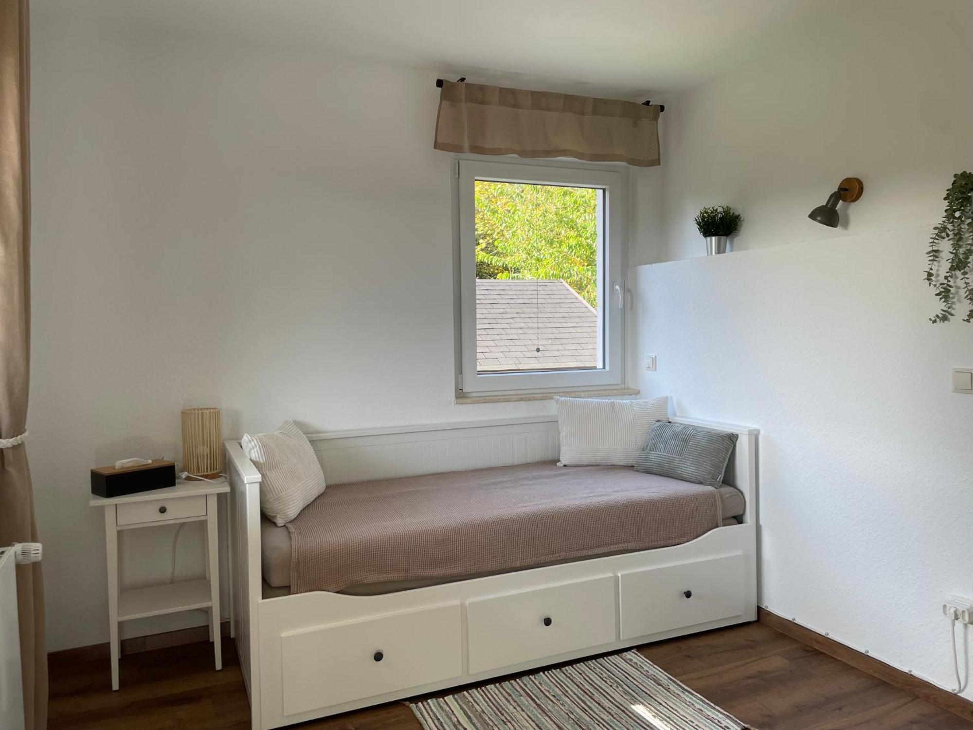 Gemuetliche Gaestewohnung, Zentral, Mit Blick In Apartment *