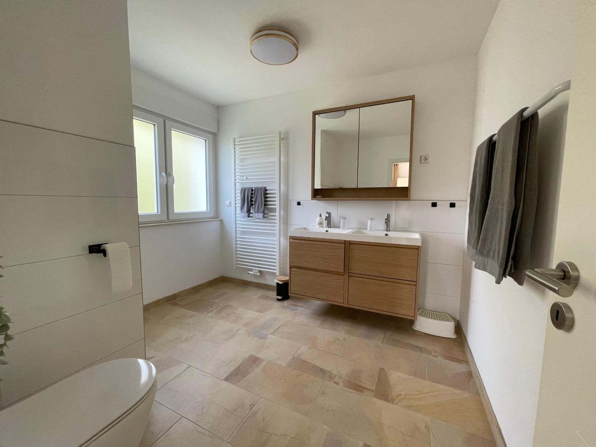 Gemuetliche Gaestewohnung, Zentral, Mit Blick In Apartment